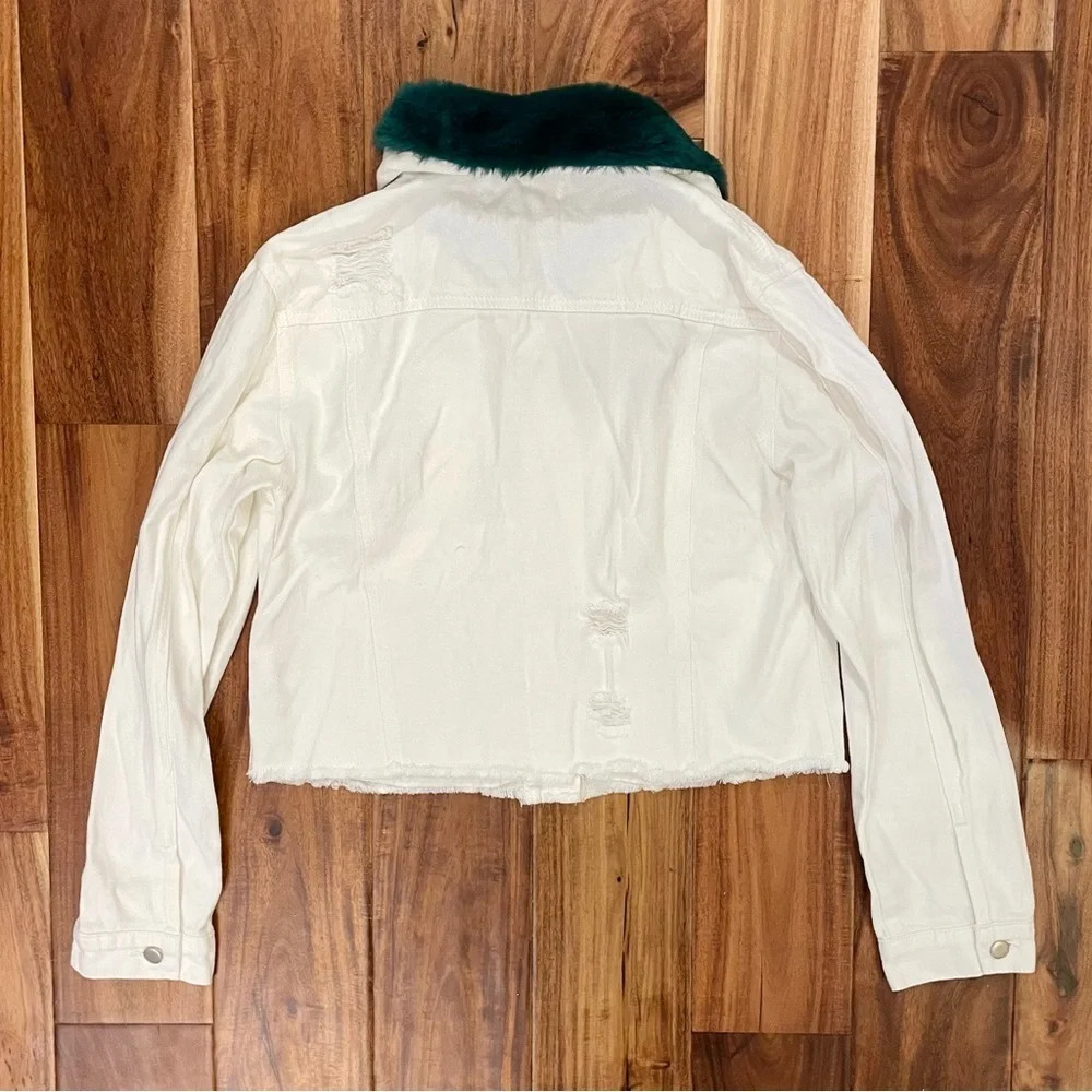 Honey Punch Women’s White Distressed Denim Jacket w/ Green Fur Collar Size Small - Picture 10 of 16
